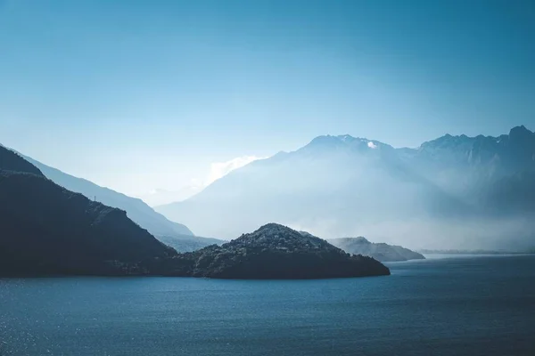 Breathtaking View Mountains Bordering Sea Blue Sky — Stock Photo, Image