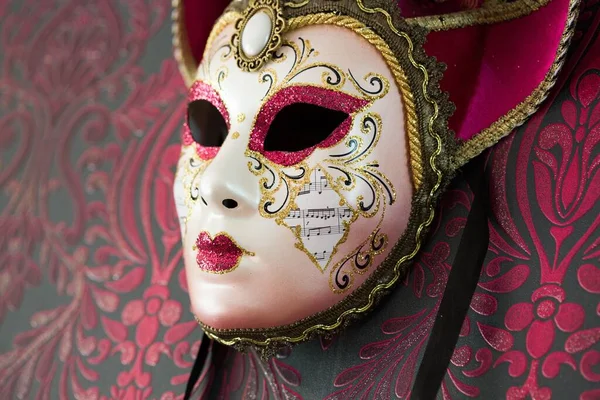 Una Maschera Veneziana Rossa Oro Pende Carta Parati Decorativa — Foto Stock