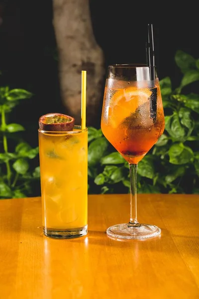 Plan Vertical Deux Verres Cocktails Sur Comptoir Bar — Photo