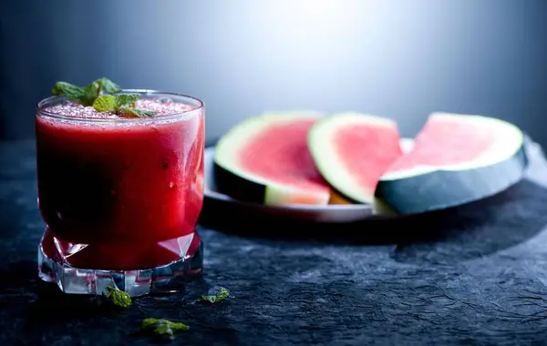Closeup Shot Glass Fresh Watermelon Smoothie Some Slices Background — Stock Photo, Image