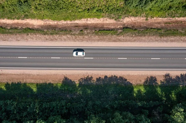 Beyaz Arabanın Asfalt Otoyol Boyunca Yemyeşil Plakalardan Geçerken Görüntüsü — Stok fotoğraf
