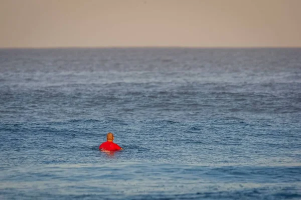 一名男子在南非杰弗里斯湾海滩游泳 — 图库照片