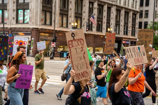 Protestujący Trzymający Znaki Moje Ciało Mój Wybór Zakaz Bomb Nie — Zdjęcie stockowe