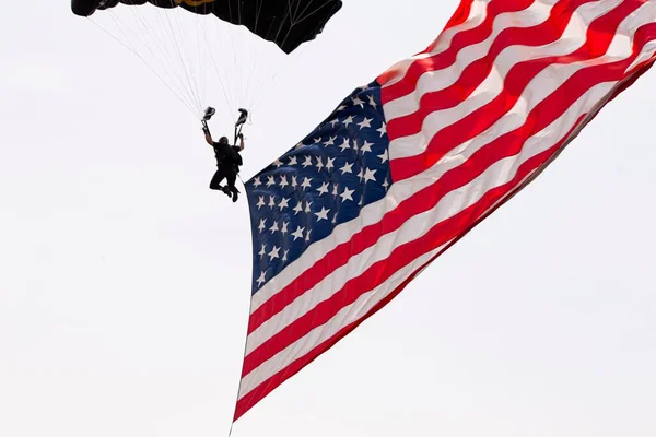 Une Vue Panoramique Drapeau Américain Gars Parachutant Dans Ciel Clair — Photo