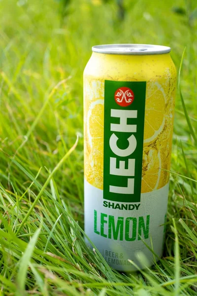 Ein Polnisches Lech Shandy Bier Mit Zitronengeschmack Einer Dose Auf — Stockfoto