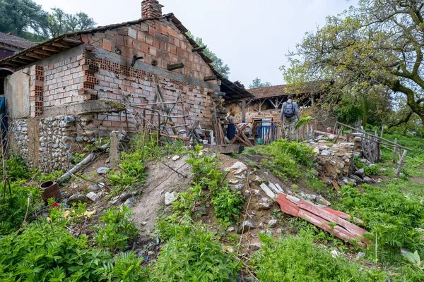 Menschen Besuchen Alte Zerstörte Steingebäude Einem Grünen Garten Einem Leeren — Stockfoto