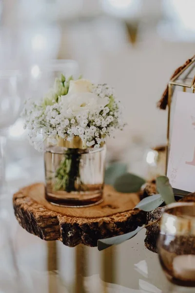 結婚式のレセプションのための美しい花の装飾の垂直クローズアップショット — ストック写真