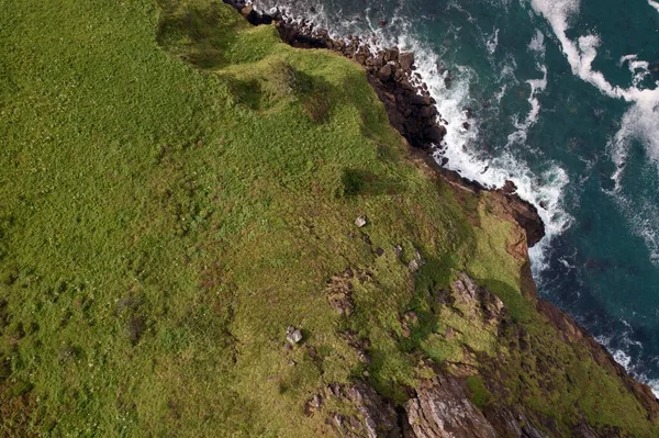 Eine Luftaufnahme Einer Felsigen Meeresküste — Stockfoto