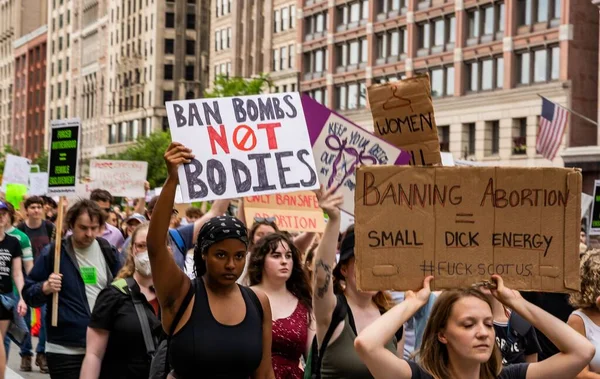 抗議者は私の体に私の選択に署名を保持します ボディではない爆弾を禁止します 中絶の権利 米国での抗議で中絶の権利を支持するプラカードを持つ人々 — ストック写真