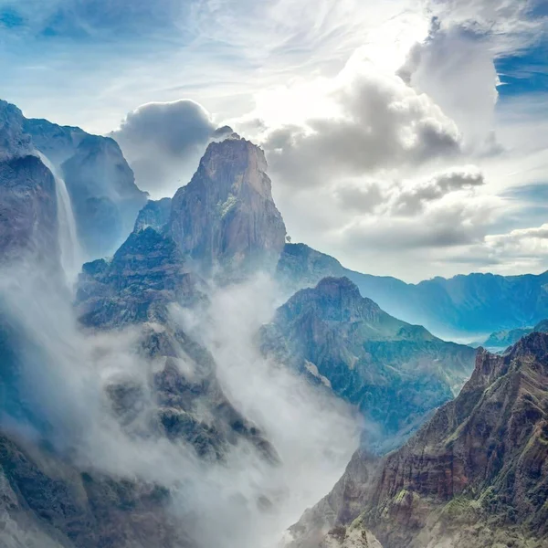 Ein Schöner Blick Auf Eine Berglandschaft Unter Dem Bewölkten Himmel — Stockfoto