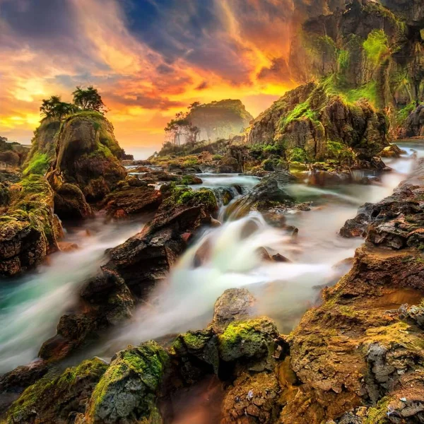 Uzun Pozlu Kayalardan Güzel Bir Şelale Manzarası — Stok fotoğraf