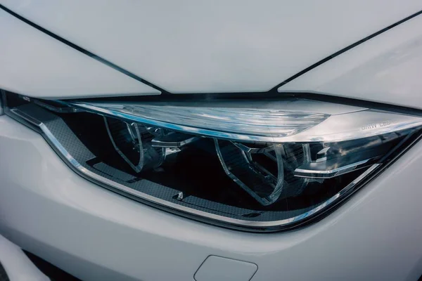 Zbliżenie Ujęcia Reflektora Białego Bmw F30 Samochodu Pokazującego Diodowe Reflektory — Zdjęcie stockowe