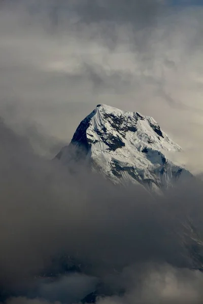 Plano Vertical Cima Montaña Cubierto Nieve Nubes Oscuras Parte Superior —  Fotos de Stock