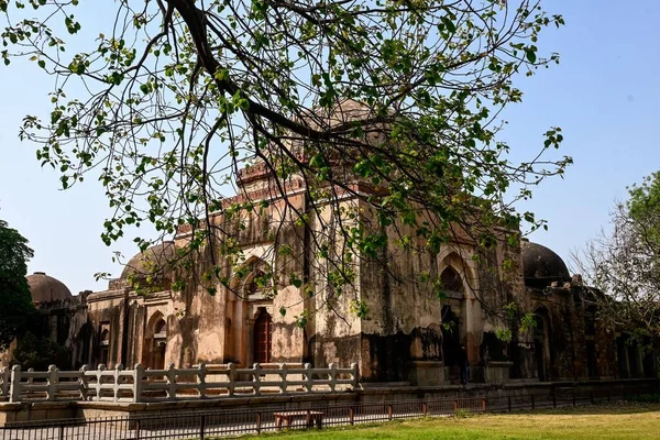 Delhi, Hindistan 'da bulutlu mavi gökyüzüne karşı antik bir caminin güzel bir görüntüsü.