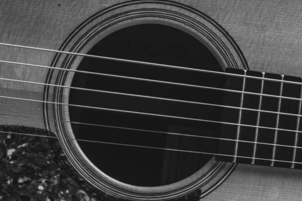 Nahaufnahme Eines Lochs Und Saiten Der Gitarre Graustufen — Stockfoto