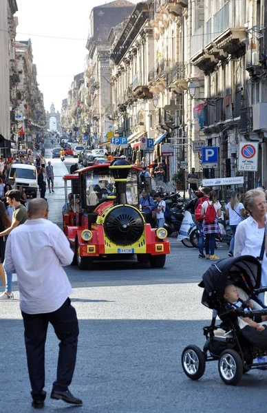 Group Tourists Downtown Catania — Stock Photo, Image