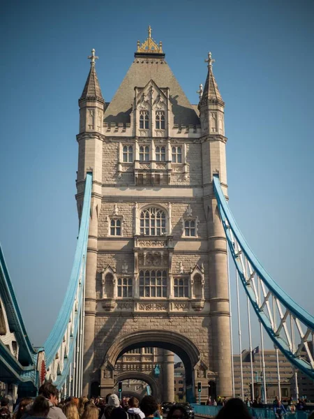 Londra Köprüsündeki Insanların Dikey Görüntüsü Taşlı Binanın Arka Planında — Stok fotoğraf