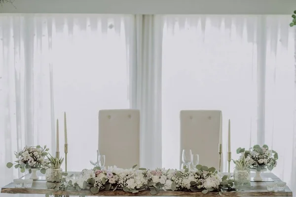 Olhar Para Mesa Cabeça Festa Casamento Decorada Com Design Floral — Fotografia de Stock
