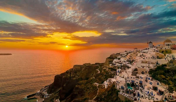 Het Dorp Oia Tijdens Schilderachtige Zonsondergang Santorini Griekenland — Stockfoto