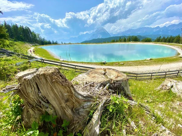 Piękny Widok Małe Jezioro Drzewami Górami Tle — Zdjęcie stockowe