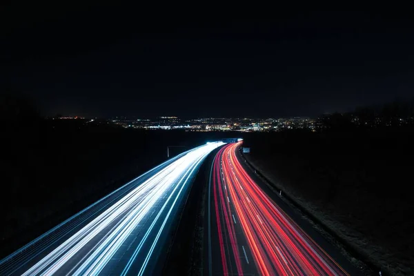 光はドレッデンの近くの高速道路で夜に引く — ストック写真