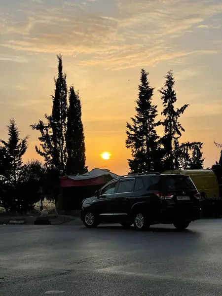 Nur Wenige Autos Fahren Auf Der Straße Mit Silhouette Sonnenuntergang — Stockfoto
