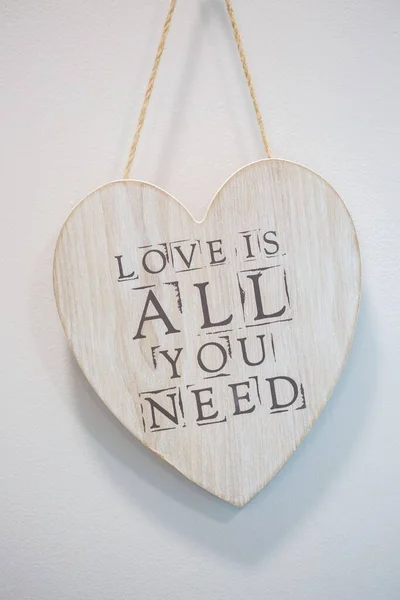 Kärlek Allt Behöver Text Trä Hjärtformade Hängande Väggen — Stockfoto