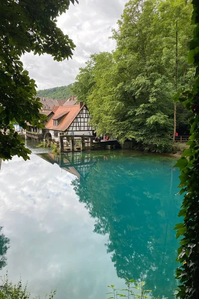 Okouzlující Výhled Krásný Dům Jezeře Blautopf Stromy Německu — Stock fotografie