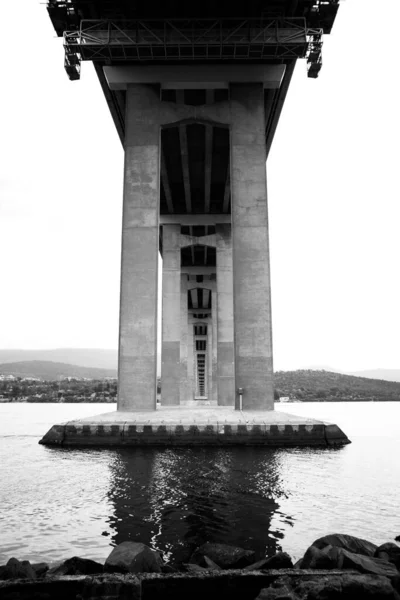 下からタスマン橋のモノクロ写真 — ストック写真