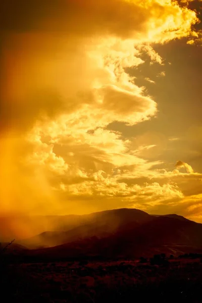 Sepia Bild Von Gewitterwolken Über Den Bergen — Stockfoto