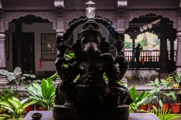 在印度的一座庙宇里 一幅美丽的加内萨雕像照片 — 图库照片