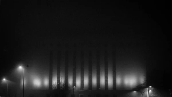 Plano Escala Grises Edificio Niebla Iluminado Desde Abajo —  Fotos de Stock