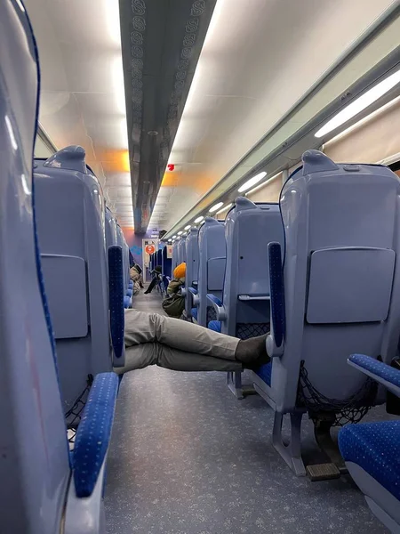 Homme Méconnaissable Dort Dans Train — Photo