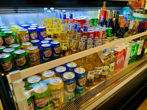Uma Grande Variedade Bebidas Congelador Uma Loja — Fotografia de Stock