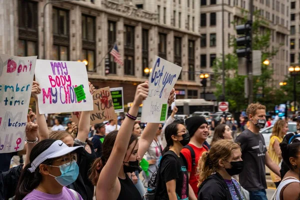 Protesters Holding Signs Body Choice Ban Bombs Bodies Abortion Rights — Stock Photo, Image