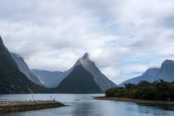 ニュージーランド南島のミルフォードサウンドの美しいショット — ストック写真