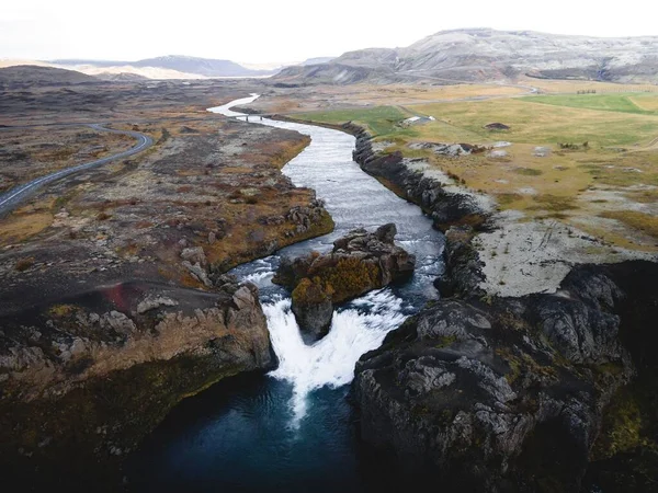 Uma Vista Aérea Cachoeira Vasta Paisagem Campo Islândia — Fotografia de Stock