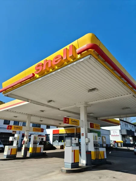 Una Vista Vertical Gasolinera Shell Plc Día Soleado —  Fotos de Stock