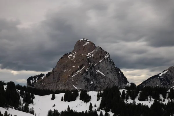 Sebuah Lanskap Gunung Yang Luas Bersalju Pedesaan Bawah Langit Suram — Stok Foto