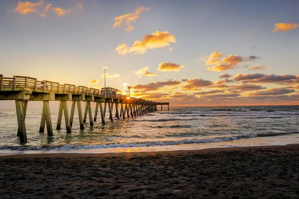 Cliché Fascinant Paysage Marin Sous Ciel Nuageux Coucher Soleil — Photo