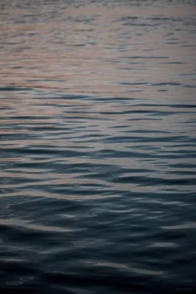 Вертикальный Снимок Спокойной Водной Поверхности Отражением Заката — стоковое фото