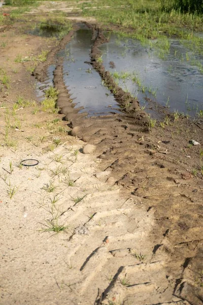 Impressão Das Rodas Trator Areias Com Pequena Lagoa Campo — Fotografia de Stock