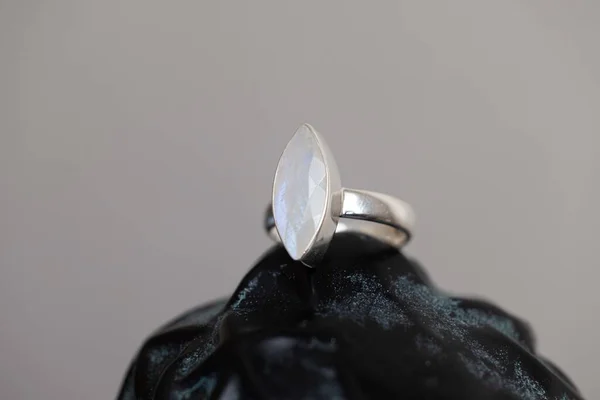 Egy Ezüst Holdkő Gyűrű Egy Fekete Felületen — Stock Fotó