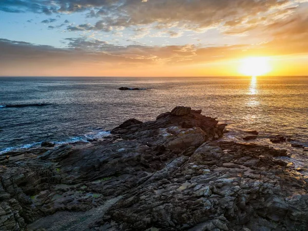 Una Vista Aérea Una Orilla Del Mar Acantilado Atardecer — Foto de Stock