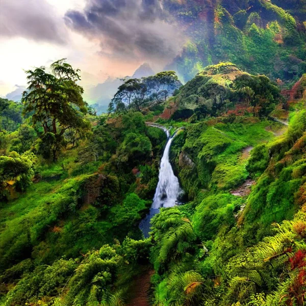 Gün Batımında Şelaleli Yeşil Manzaralı Güzel Bir Manzara — Stok fotoğraf