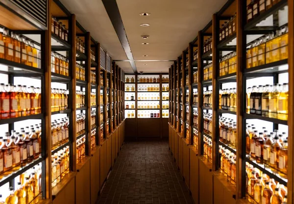 Sekelompok Wiski Rak Perpustakaan Whisky Jepang — Stok Foto