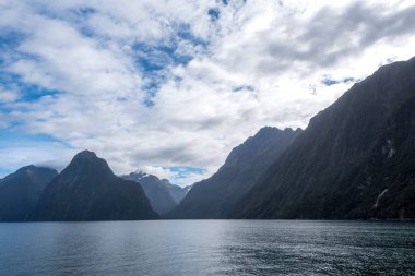 Yeni Zelanda 'nın Güney Adası' ndaki Milford Sound Fiord 'un nefes kesici manzarası.