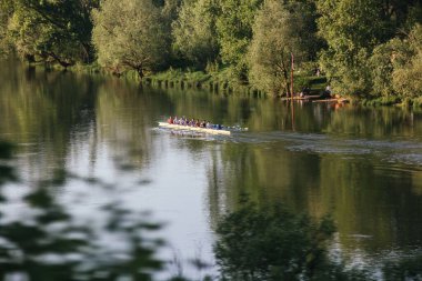 Nehirde kayak yapan insanların güzel bir fotoğrafı.