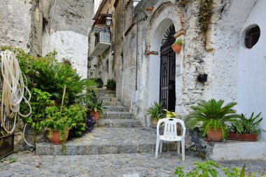 İtalya 'nın Calabria bölgesindeki Scalea köyündeki eski evler arasında dar bir sokağın güzel bir görüntüsü.