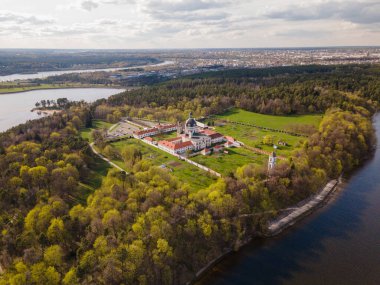 Pasaislis Manastırı 'nın havadan görünüşü göl kenarında büyüyen ağaçlar ve yeşilliklerle çevrilidir.